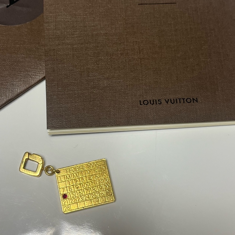 LOUIS VUITTON 18KT GOLD CALENDAR CHARM W/RUBY VINTAGE 2005 - Picture 8 of 8